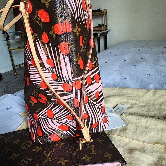 Authentic Louis vuitton Monogram jungle dot neverfull bag - Picture 3 of 16